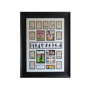 Könnte beinhalten: Eine gerahmte Sammlung von 20 kleinen, bunten, bedruckten Karten mit verschiedenen Bildern und Texten. Die Karten sind in einem Raster angeordnet und enthalten Bilder eines Mannes mit Schnurrbart, eines Fußes und einer Comicfigur. Die Karten sind in einem schwarzen Rahmen mit einem weißen Passepartout gerahmt.