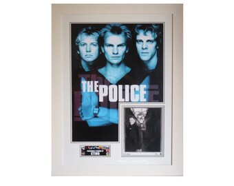 Sting autografou a foto da polícia, montada e emoldurada, com certificado de autenticidade.