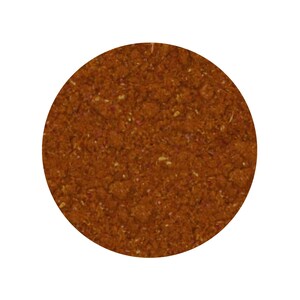 以下が含まれることがあります： 茶色でわずかに赤みがかったスパイスブレンドのクローズアップ。スパイスブレンドは細かく挽かれており、さまざまなスパイスの混合物のように見える