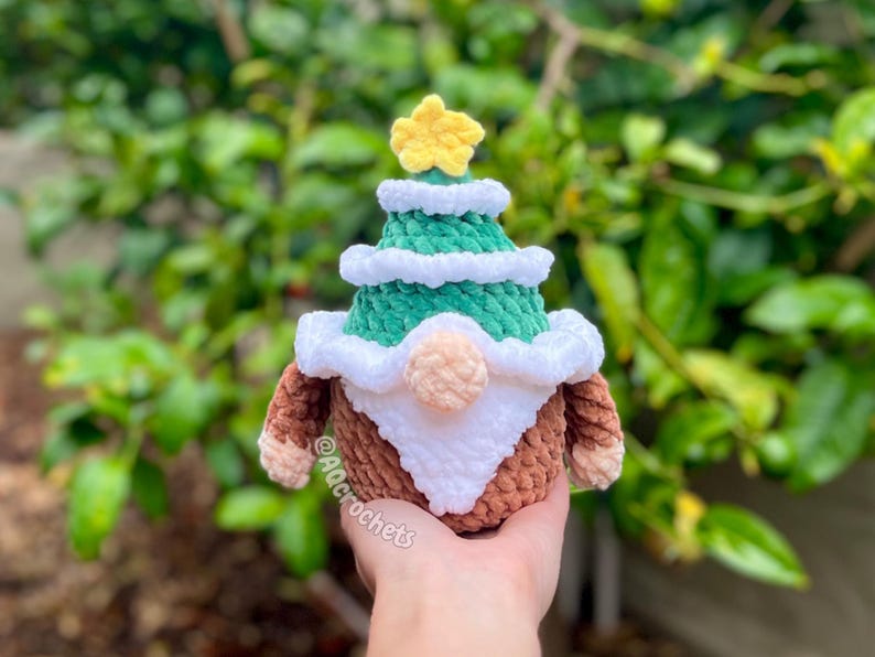 no sew crochet pattern, no sew christmas gnome crochet pattern, amigurumi gnome pattern, gnome crochet pattern, cute gnome pattern, christmas tree gnome plushie, santa claus gnome pattern, elf gnome pattern, no sew christmas
