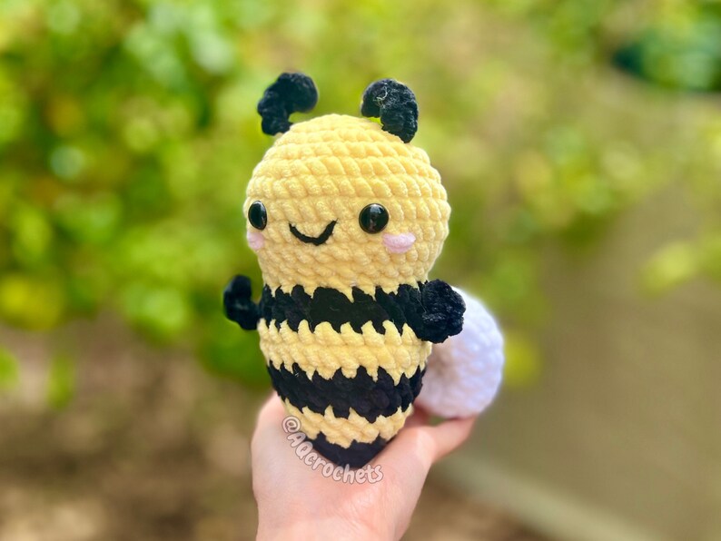 no sew bugs crochet pattern, amigurumi bee, crochet bee, no sew crochet pattern, bug amigurumi, bee crochet pattern, strawberry bee crochet pattern, no sew bee crochet pattern, summer crochet pattern, crochet market makes