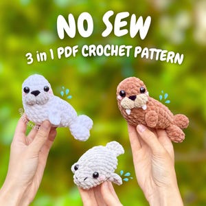 Puede incluir: Tres peluches de foca de ganchillo en blanco y marrón, sostenidos contra un fondo verde borroso. El texto "NO SEW 3 in 1 PDF CROCHET PATTERN" se muestra arriba. Las focas tienen ojos negros y están diseñadas para parecer personajes de dibujos animados.