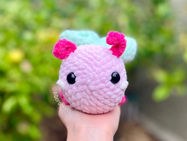 no sew bugs crochet pattern, amigurumi bee, crochet bee, no sew crochet pattern, bug amigurumi, bee crochet pattern, strawberry bee crochet pattern, no sew bee crochet pattern, summer crochet pattern, crochet market makes