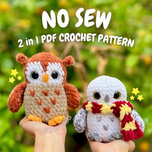 Puede incluir: Dos juguetes de búho de ganchillo hechos a mano. Uno es marrón y beige, el otro es blanco con una bufanda roja y amarilla. El texto "NO SEW 2 in 1 PDF CROCHET PATTERN" se muestra encima de los búhos. El fondo es verde borroso.