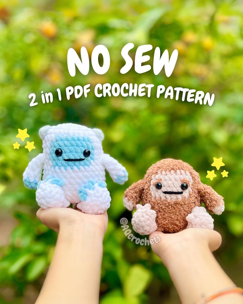 Op de afbeelding: Twee gehaakte amigurumi-figuren, een wit en blauwe beer en een bruine Bigfoot, worden tegen een vage groene achtergrond gehouden. De tekst "NO SEW 2 in 1 PDF CROCHET PATTERN" wordt boven de figuren weergegeven. Gele sterren zijn ook inbegrepen.