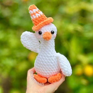 silly goose crochet pattern, low sew silly goose crochet pattern, amigurumi goose, goose wearing traffic cone hat, goose wearing frog hat, goose wearing flower hat, amigurumi bird pattern, cute crochet pattern