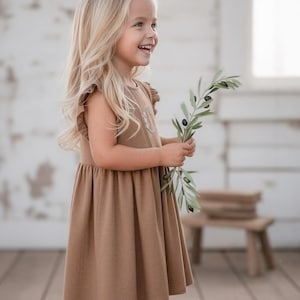 Lniana sukienka z ręcznie haftowanym monogramem dla dziewczynek. Spersonalizowany inicjał kwiatowy dla malucha. Haftowana litera.