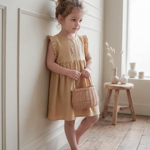 幼児の女の子向け、名入れ可能なゴールデンウィートリネンドレス。手刺繍のモノグラム入り。サマージャンパードレス。