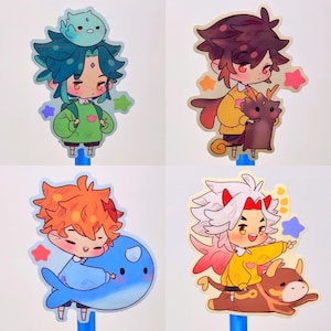 Peut inclure: Quatre autocollants colorés représentant des personnages de dessins animés avec des compagnons animaux. Chaque autocollant est doté d'un crayon bleu attaché au bas. Les personnages sont un garçon aux cheveux verts avec un oiseau bleu, un garçon aux cheveux bruns avec un chat brun, un garçon aux cheveux orange avec une baleine bleue et un garçon aux cheveux blancs avec une vache brune.