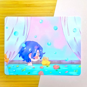 Può includere: Una persona con i capelli blu con un'anatra di gomma gialla in una vasca da bagno con acqua rosa e blu e bolle. La vasca da bagno è circondata da una tenda bianca e uno sfondo rosa e blu.