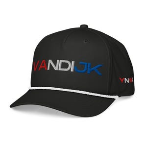 Op de afbeelding: Zwarte baseballcap met de naam "VANDIJK" geborduurd in rood, wit en blauw. Een wit koorddetail accentueert de rand. De letters "YNWA" zijn rood op de zijkant geborduurd.