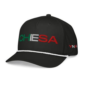 Op de afbeelding: Zwarte baseballcap met de naam "CHIESA" geborduurd in groen, wit en rood. De cap heeft een wit touwdetail en de letters "YNWA" in rood aan de zijkant.