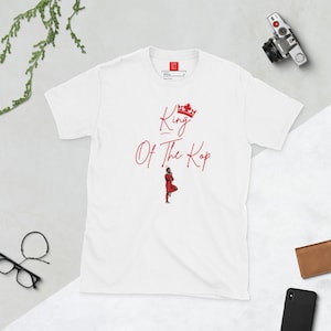 King Mo King of The Kop T-shirt | Stylish King of The Kop Design | Celebrate the King with this Stylish Tee | LFC Gifts | Men&#39;s Gifts