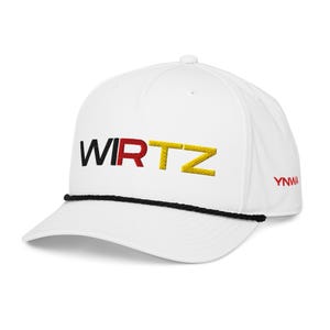 Op de afbeelding: Witte baseballcap met het geborduurde woord "WIRTZ" in zwart, rood en geel. Een zwart touwdetail loopt langs de rand. De tekst "YNWA" is rood op de zijkant geborduurd.