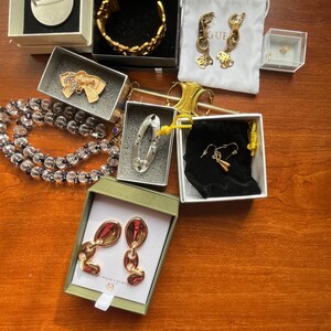 Very good quality jewellery bundle ( necklace, earrings, brooches, bracelet)