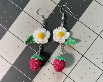 Mikro kolczyki szydełkowe truskawkowe