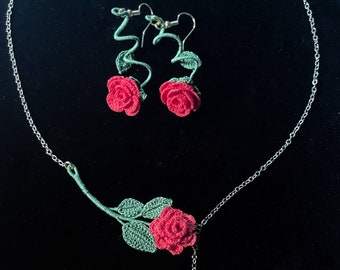 Kolczyki/naszyjnik w kształcie róży, miniaturowe/mikro szydełkowe, ręcznie robione/ręcznie farbowane/ręcznie składane, 100% francuskiej bawełny/srebrne okucia