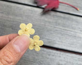 Kolczyki z mikro-szydełkowanymi małymi kwiatami