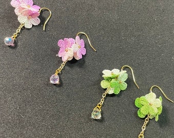 Kolczyki z trzema kwiatami, miniaturowe/mikro szydełkowe, ręcznie robione/ręcznie montowane, 100% bawełniana nić/srebrne okucia