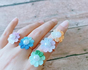 Małe regulowane pierścionki z kwiatami, Miniatura/Mikro szydełkowanie, Ręcznie robione/Ręcznie składane, 100% bawełniana nić/srebrzone okucia