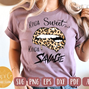 Puede incluir: Una camiseta morada con un gráfico de una boca de estampado de leopardo con el texto "Kinda Sweet Kinda Savage".