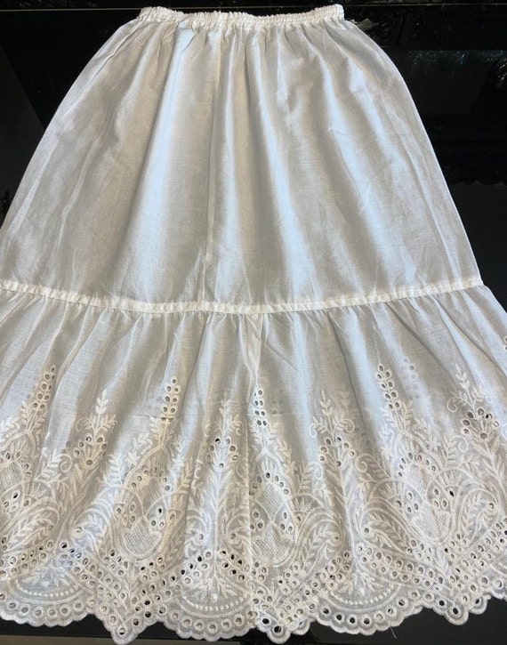 Falda Blanca Guipur 
