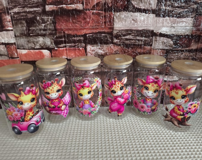 Drinking cup with wooden lid and straw in various giraffe designs