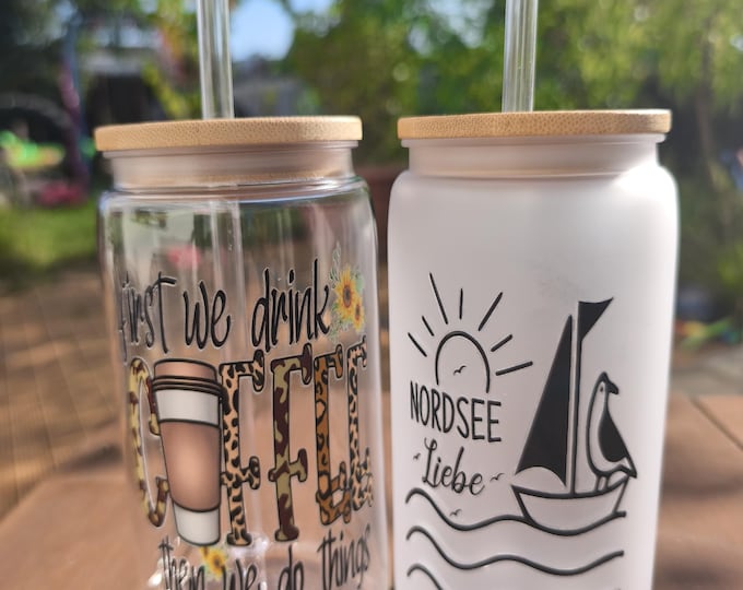 Drinking cup with wooden lid and straw