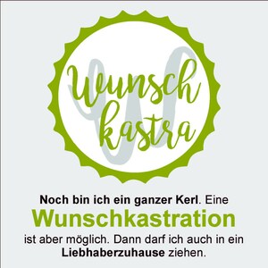 以下が含まれることがあります： 緑と白のロゴに、スタイリッシュなフォントで「Wunschkastra」というテキストが書かれています。ロゴの下のテキストは、「Noch bin ich ein ganzer Kerl. Eine Wunschkastration ist aber möglich. Dann darf ich auch in ein Liebhaberzuhause ziehen.」です。