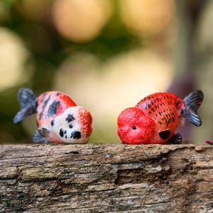 Red & White Ranchu Resin Figurine – Hand-Painted Mini Sculpture, 2–15 cm Options for Aquarium Decor