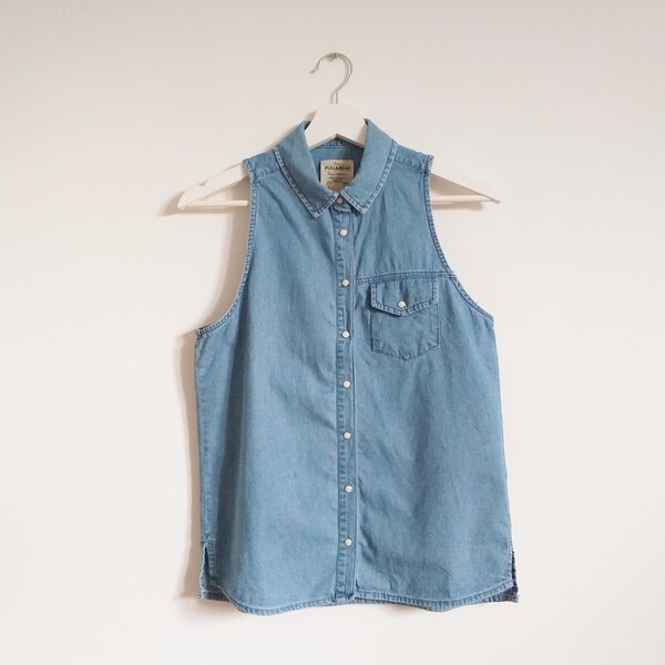 Denim blouse sleeveless Light blue denim blouse Versatile blouse with snap buttons Jean top stylish Comfortable denim blouse Relaxed fit top