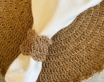 Set of round natural raffia boho-style placemats + napkin rings