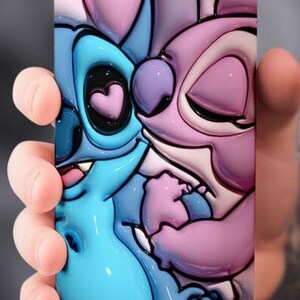 Puede incluir: Un personaje de dibujos animados rosa y azul con ojos grandes y una gran sonrisa. El personaje sostiene un coraz&oacute;n en su mano. El fondo es rosa con corazones.