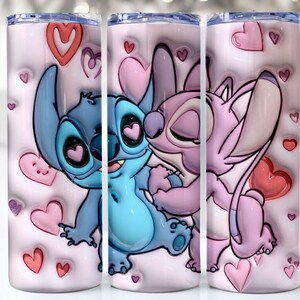 Puede incluir: Dos personajes de dibujos animados rosa y azul, Stitch y Angel, se abrazan sobre un fondo rosa con corazones. Los personajes est&aacute;n en una pose rom&aacute;ntica, con los brazos de Stitch alrededor del cuello de Angel y los brazos de Angel alrededor de la cintura de Stitch. El fondo est&aacute; cubierto de corazones rosas de varios tama&ntilde;os.