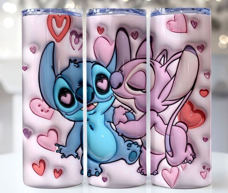 Puede incluir: Dos personajes de dibujos animados rosa y azul, Stitch y Angel, se abrazan sobre un fondo rosa con corazones. Los personajes est&aacute;n en una pose rom&aacute;ntica, con los brazos de Stitch alrededor del cuello de Angel y los brazos de Angel alrededor de la cintura de Stitch. El fondo est&aacute; cubierto de corazones rosas de varios tama&ntilde;os.