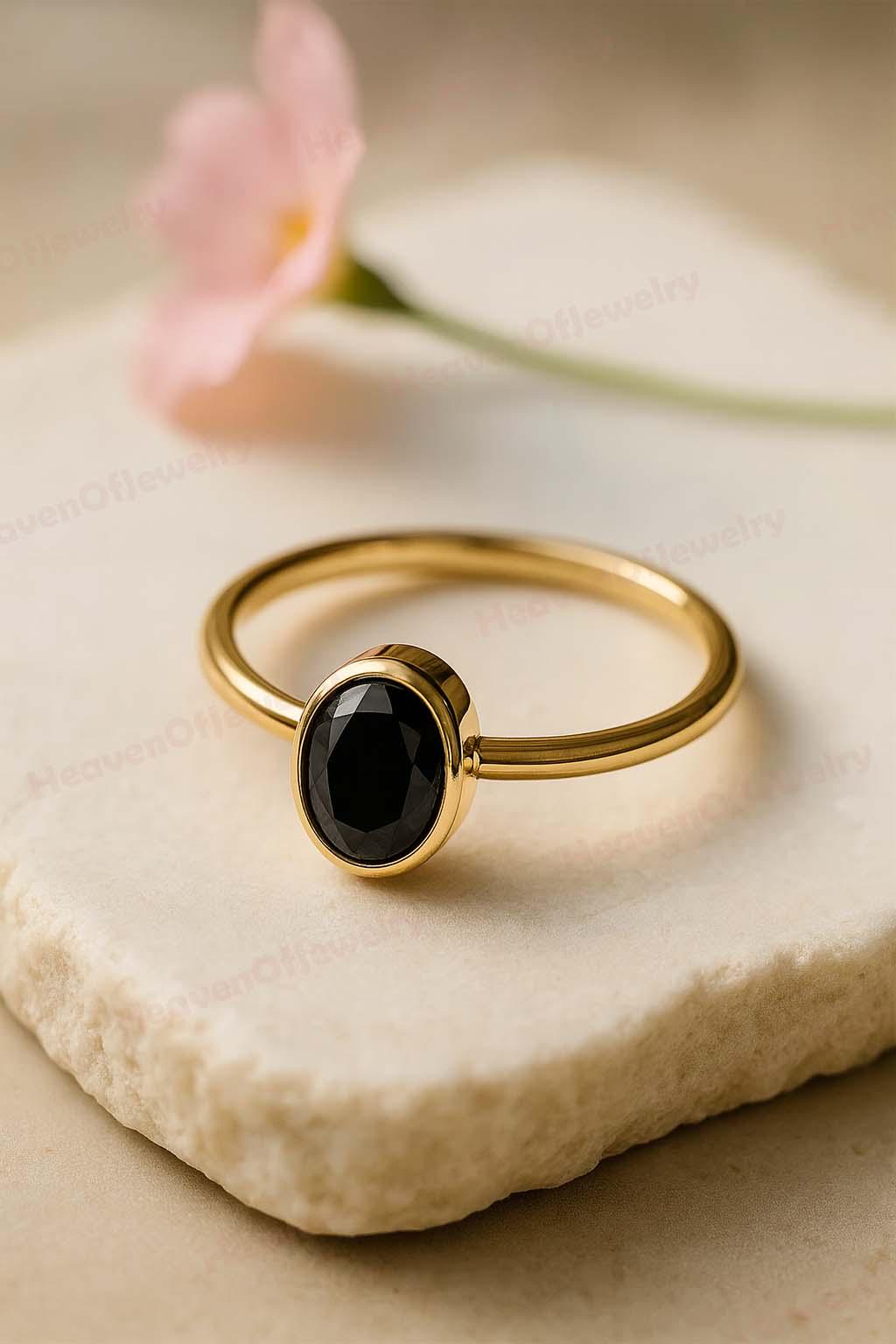 オーバルブラックオニキスリング（ゴールド）、女性への上品な宝石