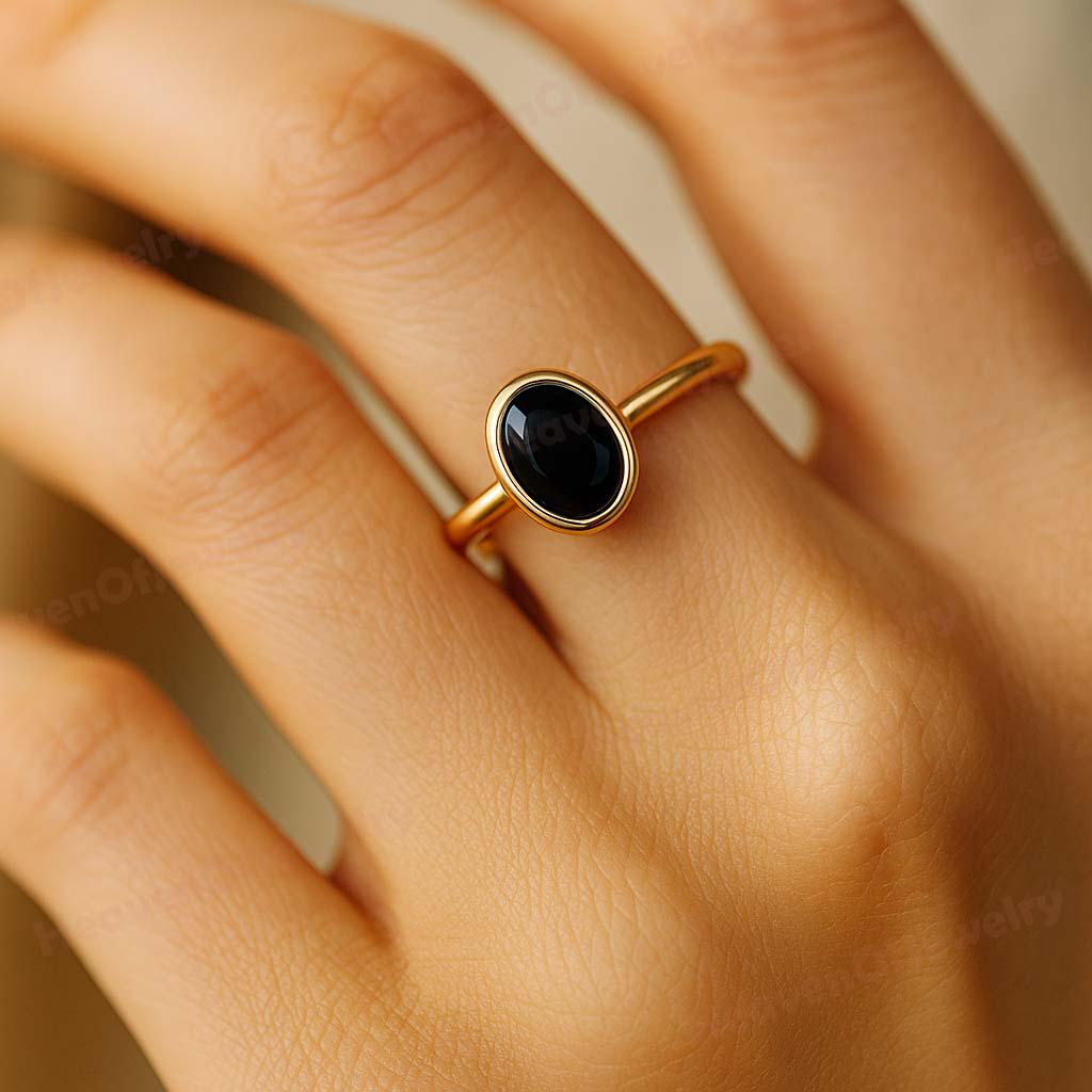 オーバルブラックオニキスリング（ゴールド）、女性への上品な宝石
