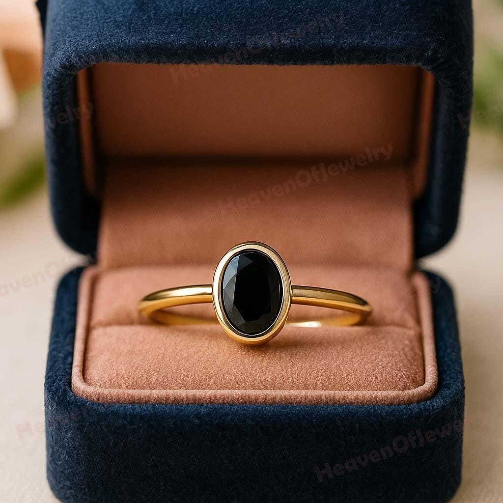 オーバルブラックオニキスリング（ゴールド）、女性への上品な宝石