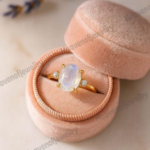 Anillo de compromiso ovalado con piedra lunar natural en oro amarillo de 14 quilates y diamantes laterales. Delicado anillo de promesa con piedra de nacimiento, un regalo de aniversario único para ella.