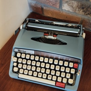Vintage 1960s Brillant Exclusiv Typewriter – Fully Working w/ Case & German QWERTZ Keyboard