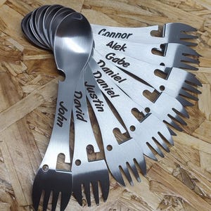 Könnte beinhalten: Ein Set aus 10 personalisierten Löffeln aus Edelstahl mit einer Gabel und einem Flaschenöffner. Die Löffel sind mit den Namen Connor, Alek, Gabe, Daniel, Daniel, Justin, David und John graviert.