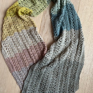 Scarf with colorful hole pattern from Lana Grossa Diversa
