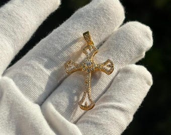 Moissanit korshänge: 1,00 karat rund slipning, 14 karat gult guldfinish