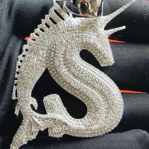 Colgante de letra de moissanita redonda natural con certificado de aprobación Moissanita chapada en oro blanco de 14 k Plata 925 Colgante de hip hop Colgante de letra personalizado