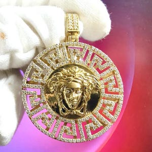 Colgante de cabeza de Medusa con diamantes: 1,80 ct de talla redonda, chapado en oro amarillo de 14 quilates