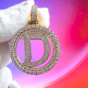 Colgante con inicial D completamente helada de moissanita genuina de corte redondo de 3 quilates en dos tonos bañado en oro, colgante para regalo de cumpleaños, colgante para niño, regalo para él