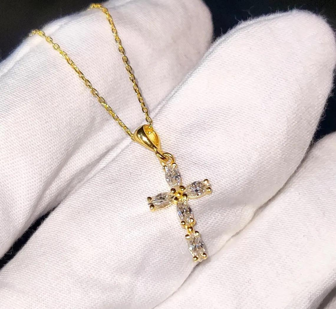Ciondolo a croce sacra in moissanite: argento placcato oro giallo 14 carati, regalo religioso - Italia