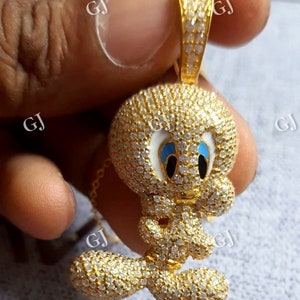 Colgante de pájaro Tweety completamente helado con diamante simulado de corte redondo de 4 quilates, chapado en oro amarillo, regalo de cumpleaños, colgante para niño, regalo para ella