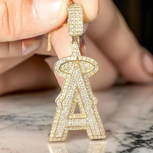 Colgante con inicial A completamente helada de diamante VVS1/D de talla redonda de 3 quilates bañado en oro amarillo de 14 quilates, regalo de cumpleaños, colgante para niño, regalo para él