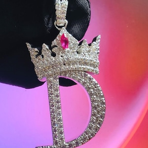 Colgante de letra de corona de diamante personalizado con corte redondo, colgante de diamante simulado chapado en oro blanco de 14 quilates, colgante de letra personalizado, colgante de hip hop